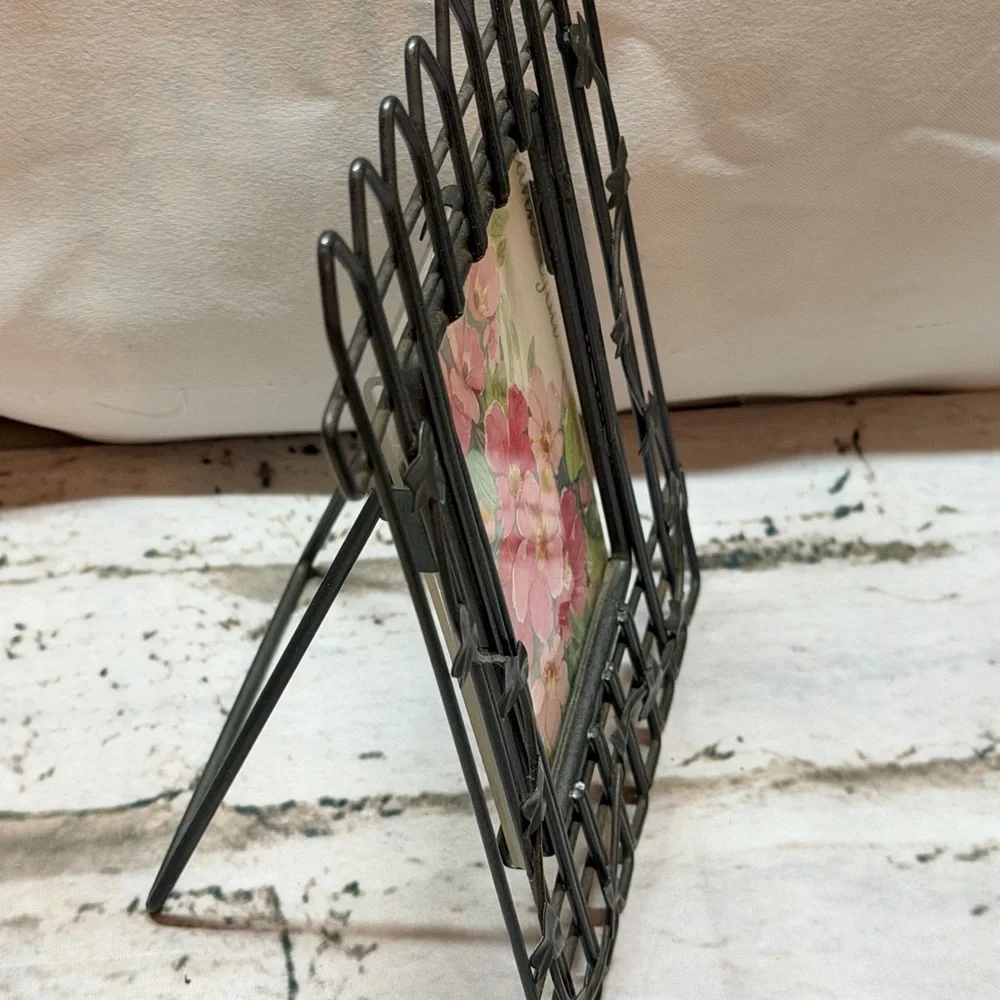 Vintage 90’s Black‎ Metal Picture Frame with leaves scroll